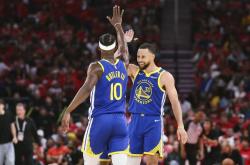 lol合区-勇士横扫掘金，麦科勒姆带队取胜