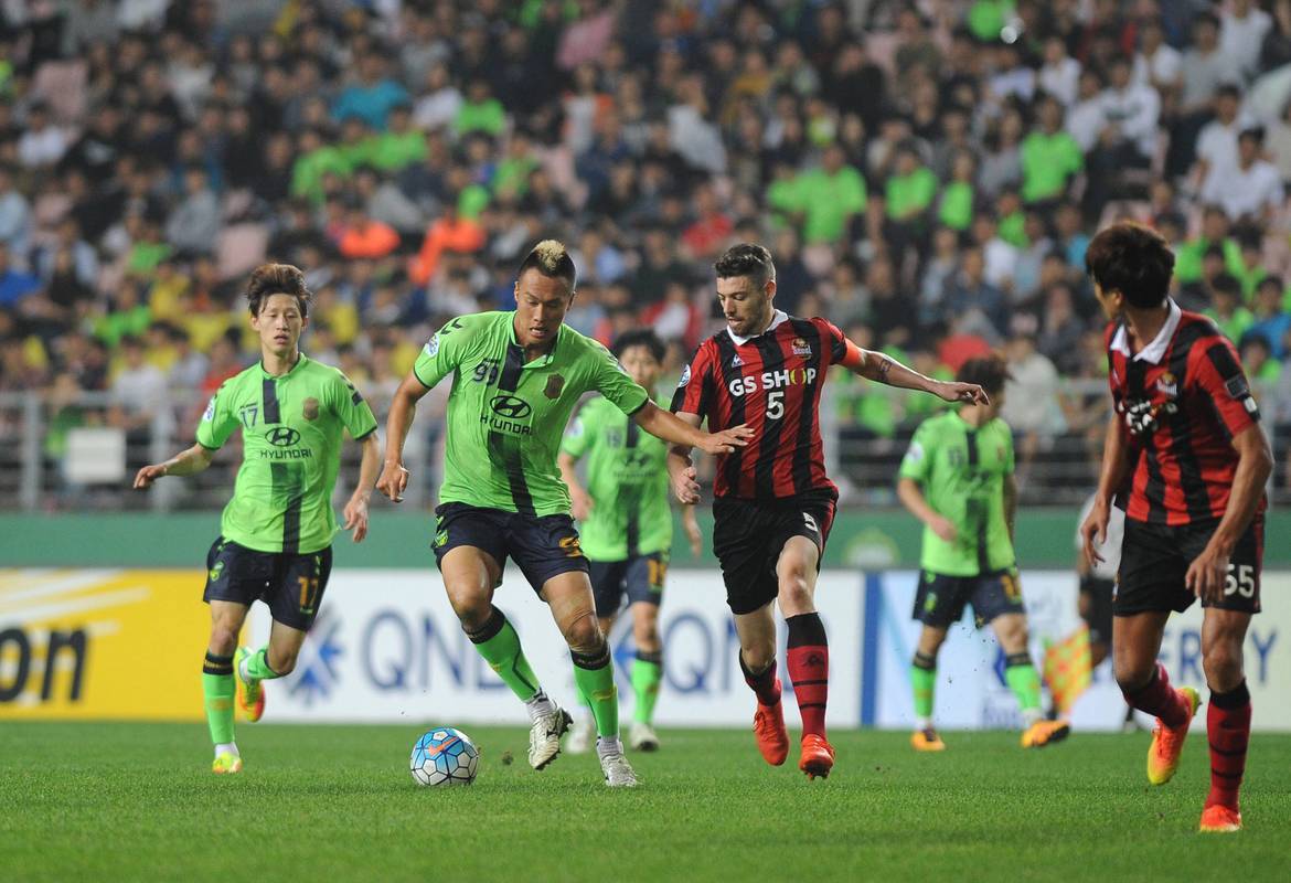 里尔球员在国内足球联赛中保持领先地位