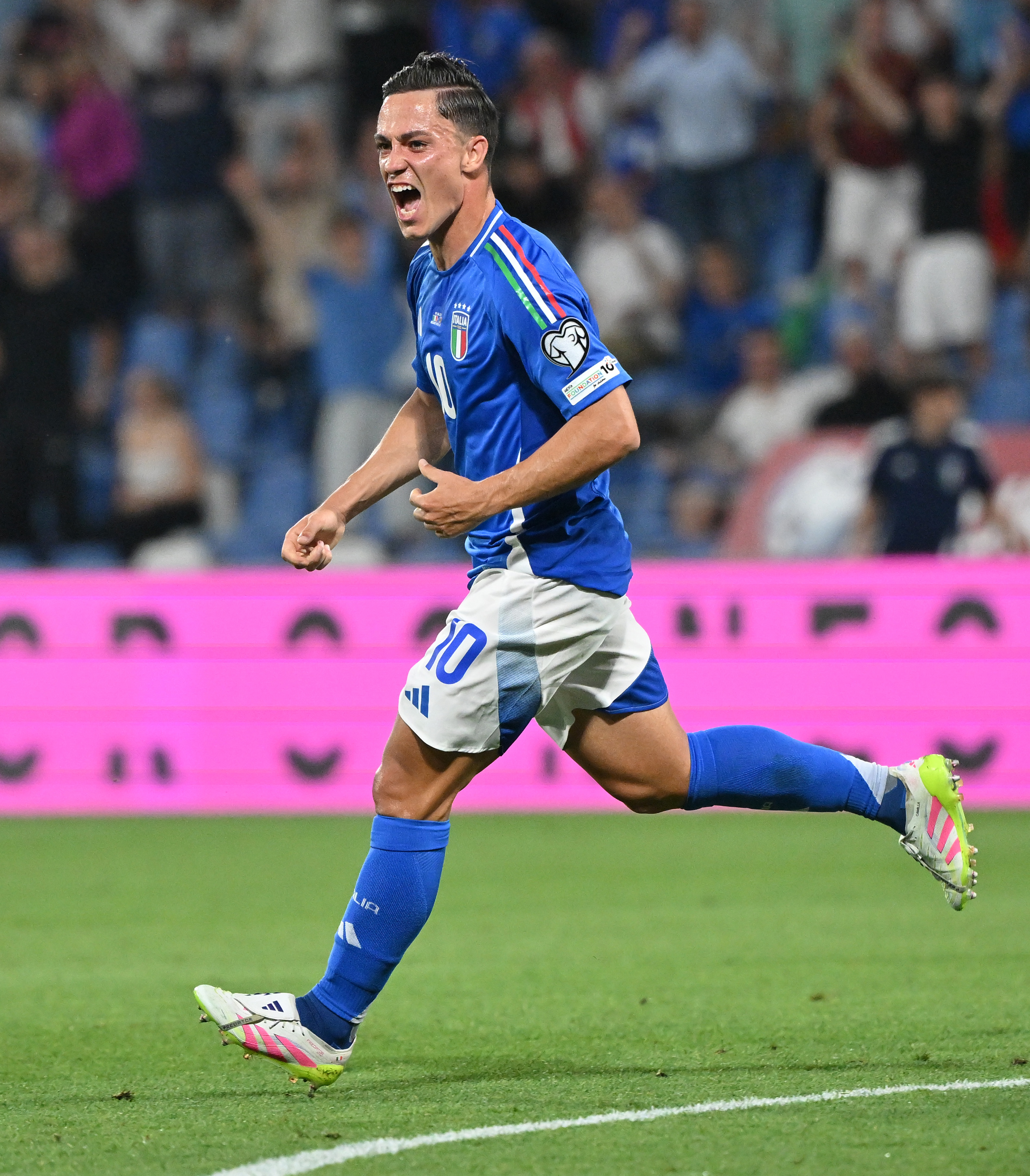 意大利足球赛场上发生惊人的战况的简单介绍