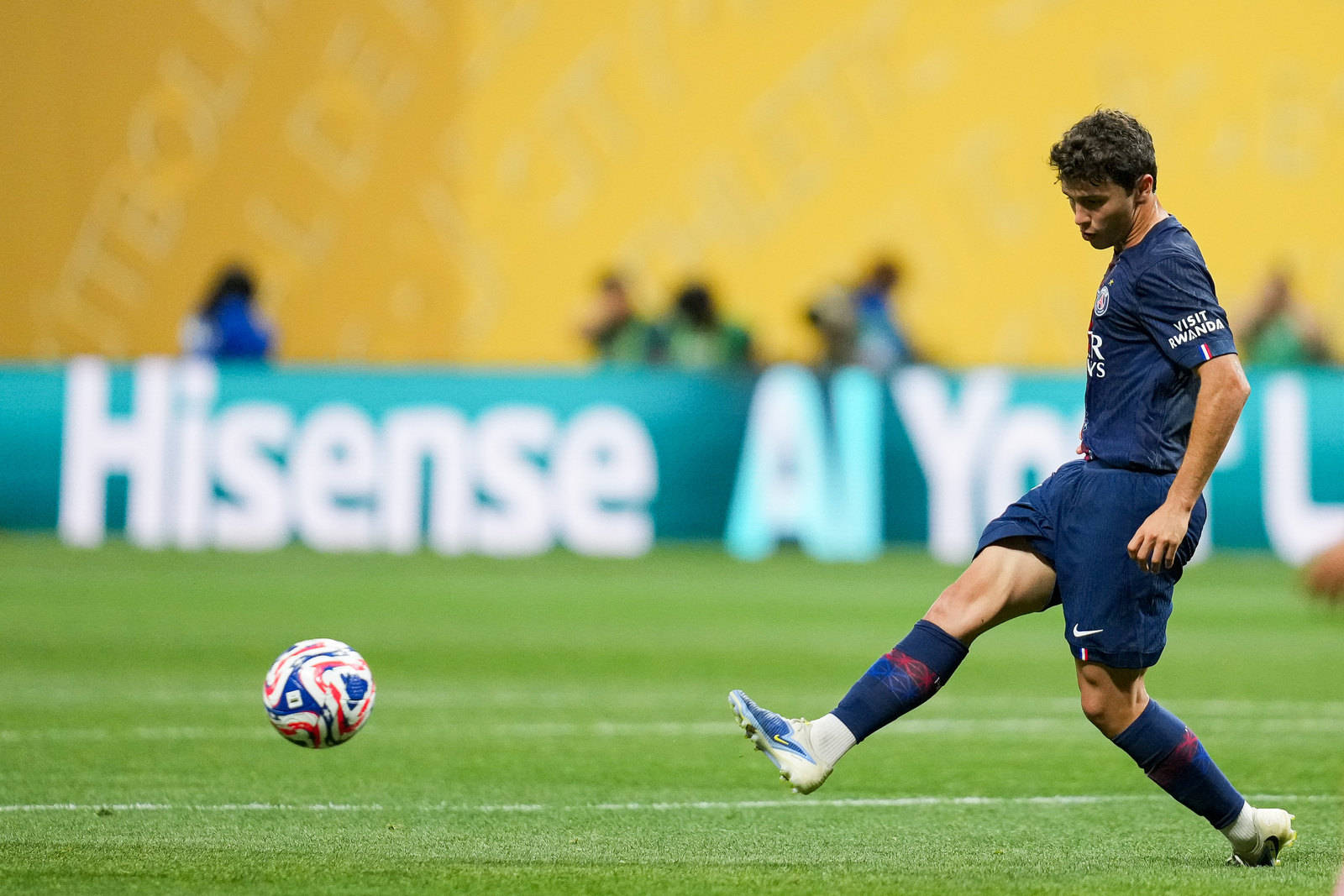 拜仁慕尼黑再度豪取三分梅西状态下滑的简单介绍