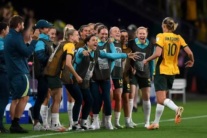 法国女足队大胜对手，晋级四强