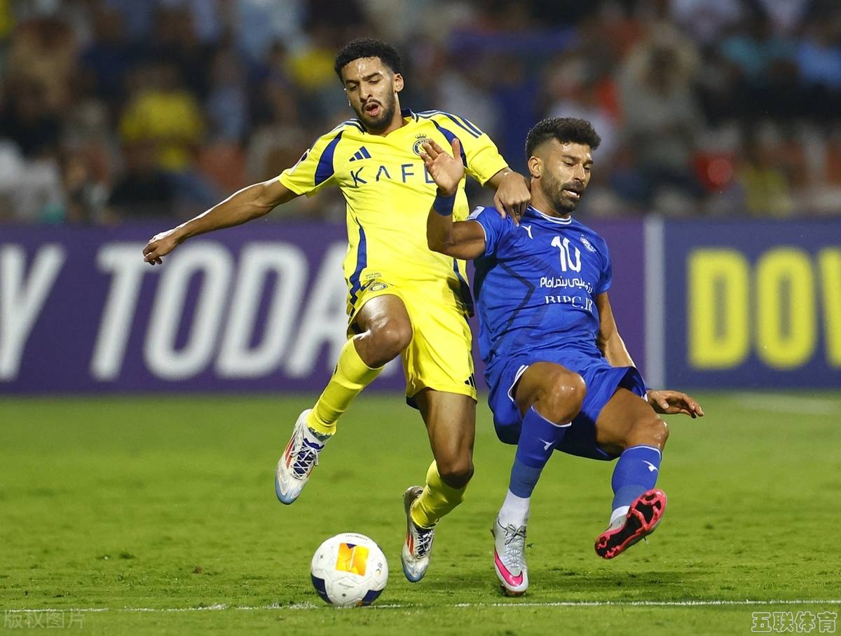 足球赛场上各方势力争夺胜利，强者胜弱者