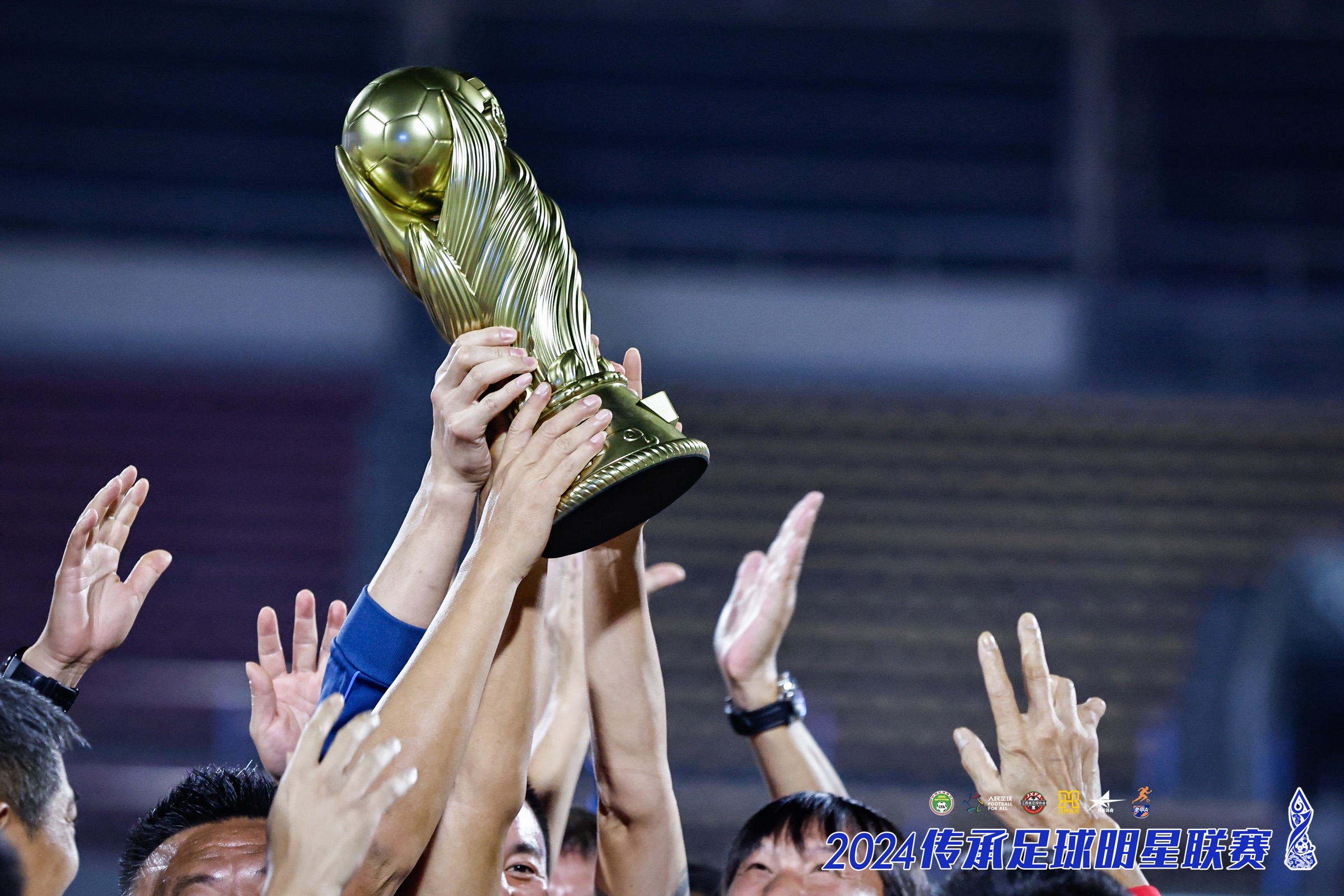 足球赛事精彩纷呈，球员技术高超惊艳全场的简单介绍