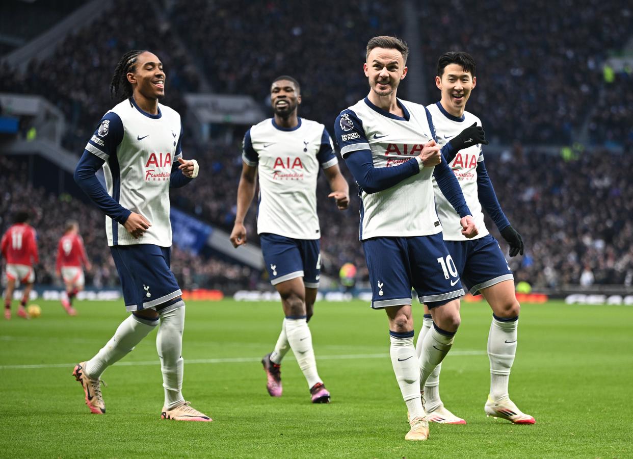 热刺球星领衔英超赛季最佳阵容，成为焦点