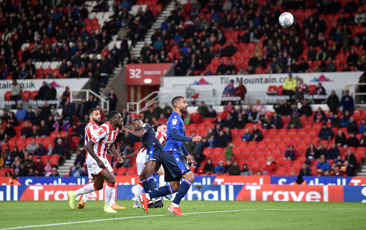 包含卡迪夫城连战连胜哈德斯菲尔德，保持英超榜首之位的词条