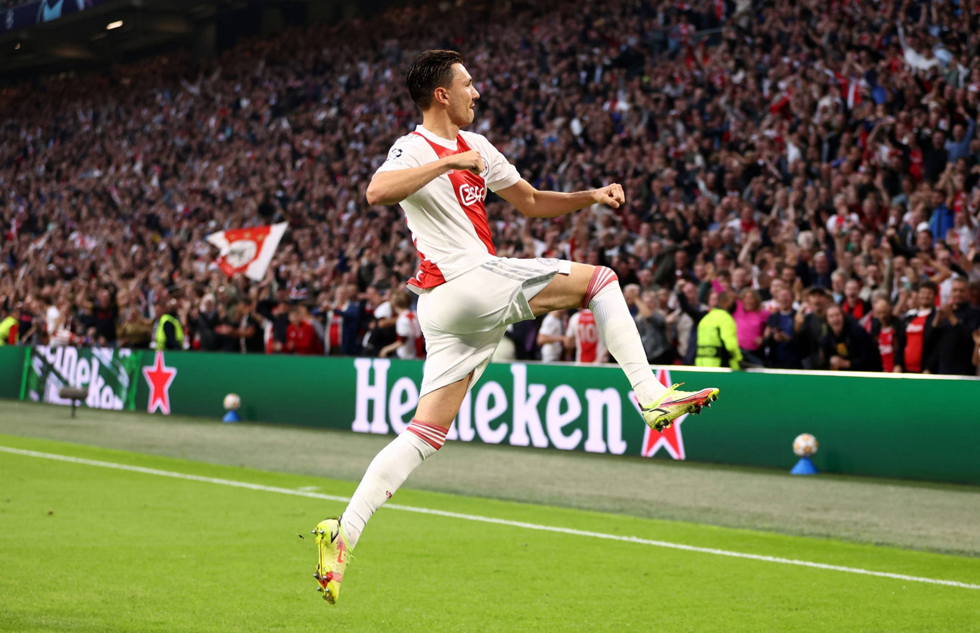 阿贾克斯主场告捷，晋级欧冠